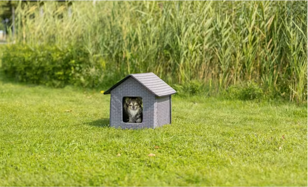 TRIXIE Insulated Outdoor Pet House, 22.1" L X 17.7" W X 16.9" H